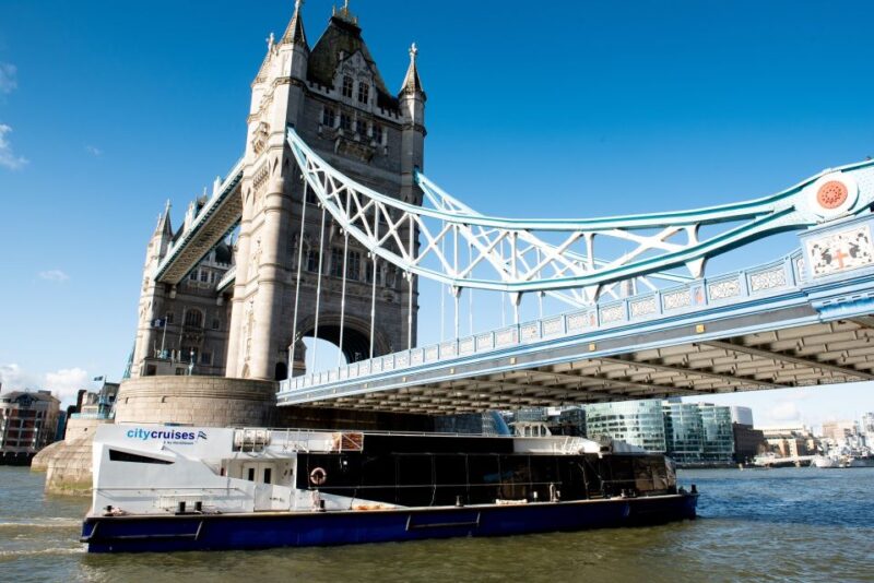 London: Christmas Day Sightseeing Cruise - Key Points