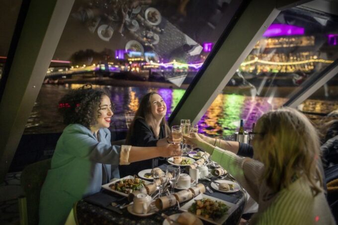 London: Christmas Party Dinner Cruise - Iconic Landmarks