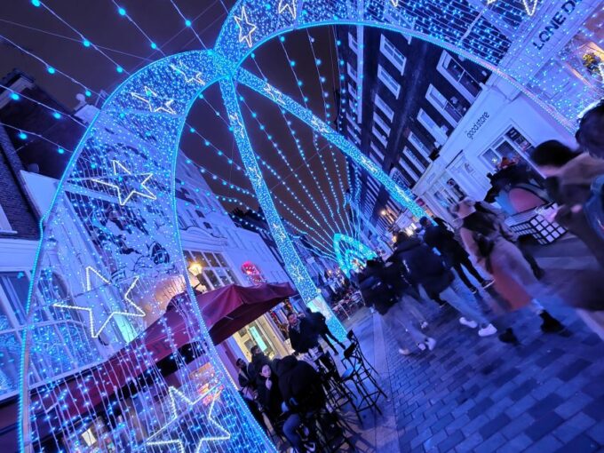 London Christmas Sparkle Private Walking Tour - Secret Church in Trafalgar Square