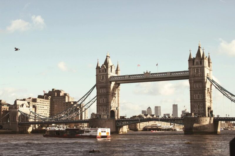 London : Digital Audio Guide for Tower Bridge - Ideal for Curious Travelers
