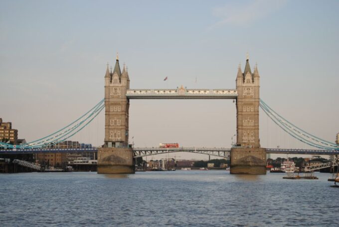 London: Famous Landmarks of the City by Car - Navigating Westminster Palace