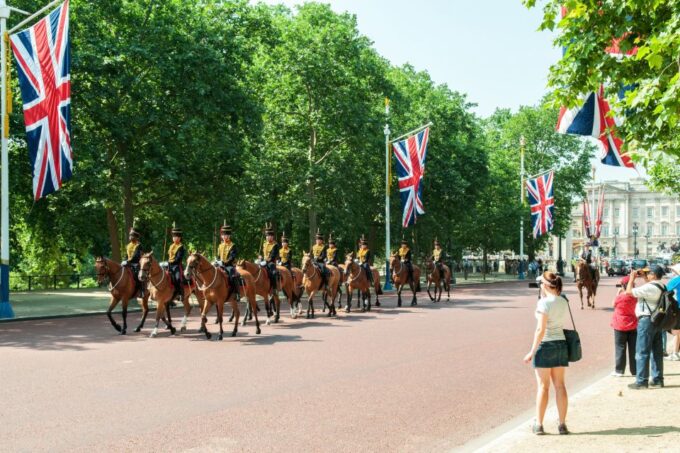 London: Golden Tours Hop-on Hop-off Bus Tour & Free 24 Hours - Complimentary Boat Ride and Walking Tour