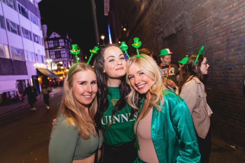 London: Guided Bar & Club Crawl - Inclusions