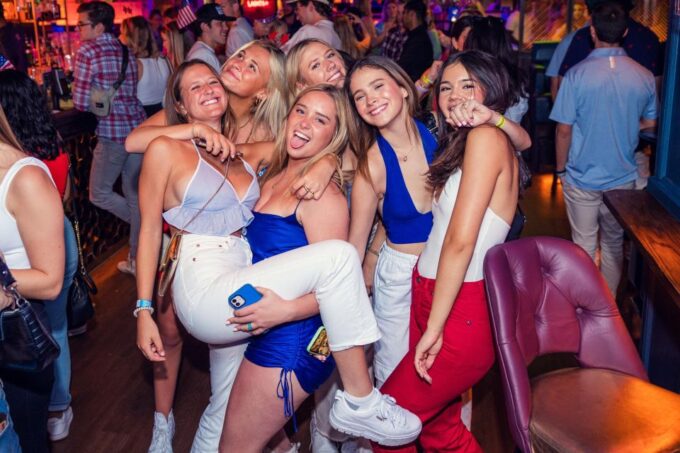 London: Guided Bar & Club Crawl - Making the Most of It