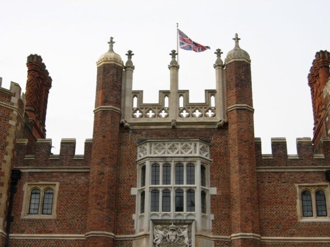 London: Hampton Court Private Guided Tour - Accessibility and Pickup