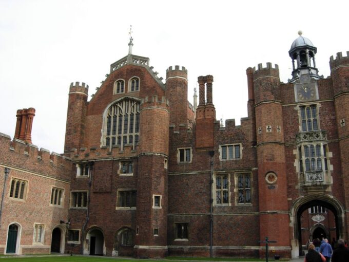 London: Hampton Court Private Guided Tour - Pricing and Meeting Point