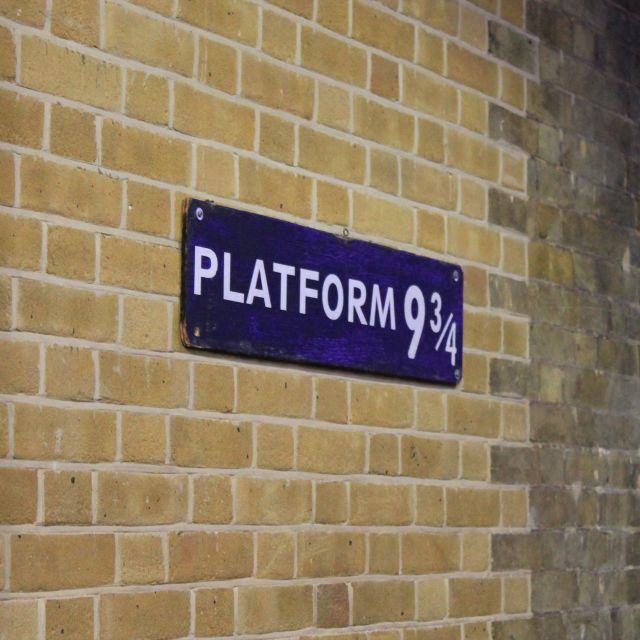 London: Harry Potter Movie Location Tour With an APP - Platform 9¾ at Kings Cross