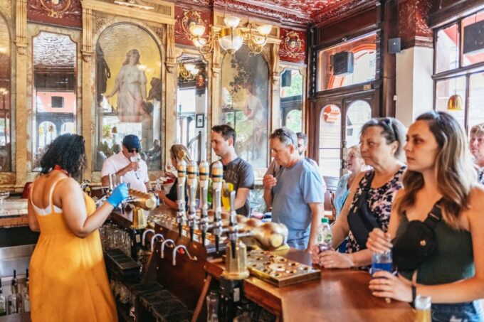 London: Historic Pubs of Central London Walking Tour - Exploring Historic Pubs
