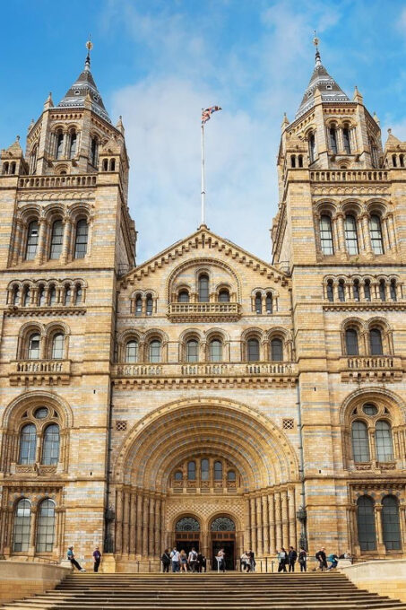 London: Luggage Storage Close to Natural History Museum - Accessibility and Language Options