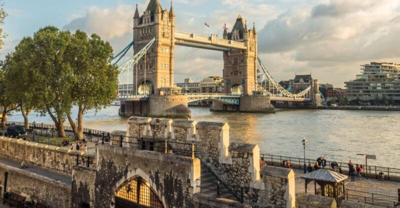 London: Private Exclusive History Tour With a Local Expert - Shaping Londons Architecture and Culture