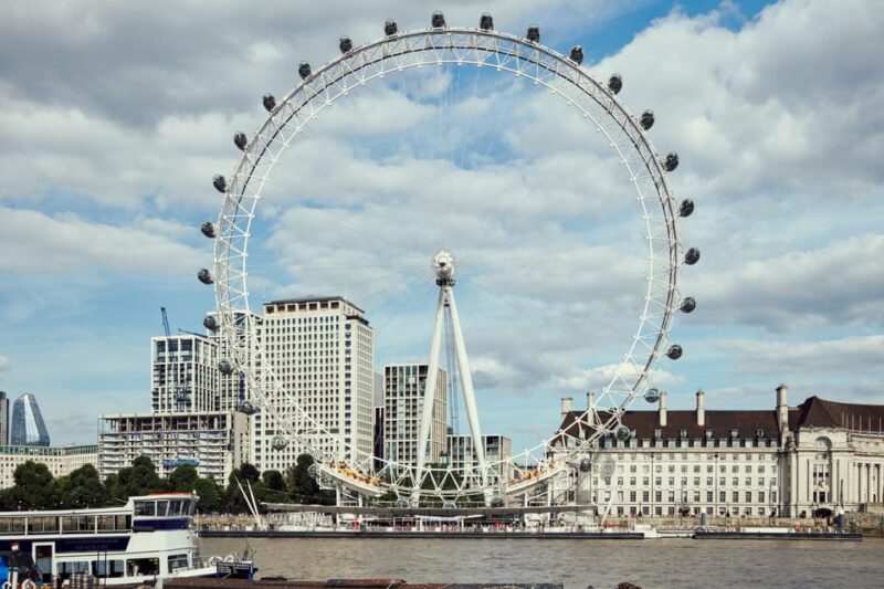 London: Private Photoshoot With Professional Photographer - Waterloo Bridge to Buckingham Palace