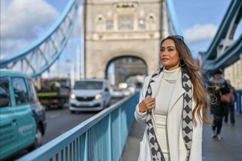 London: Professional Private Photoshoot and Edited Photos - Well-known Landmarks for Photos