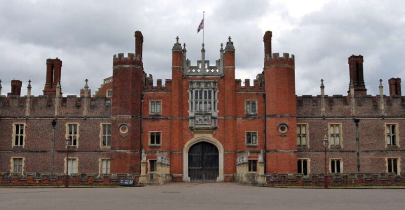 London: Richmond to Hampton Court River Thames Cruise - Onboard Amenities