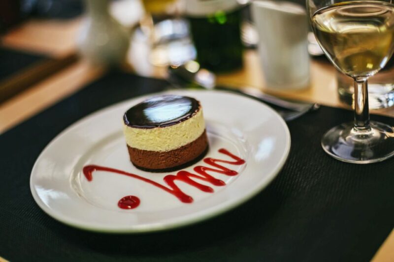 London: River Thames Dinner Cruise - Dress Code and Seating