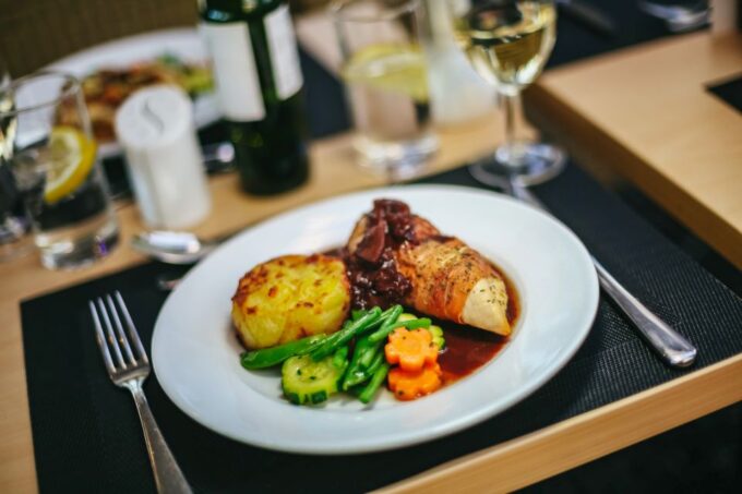London: River Thames Dinner Cruise - Age Restrictions