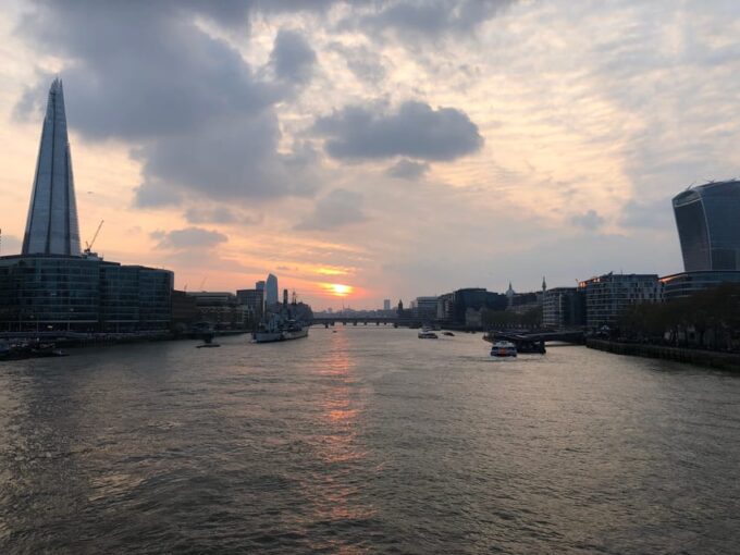 London River Walk and Hidden Gems Pub Hopping Experience - Group Size and Languages