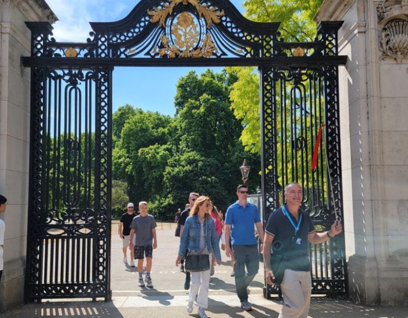 London: Royal Walking Tour and Buckingham Palace Audio Tour - Starting Point and Meeting Time