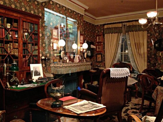 London: Sherlock Holmes Museum & Westminster Walking Tour - Exploring the Sherlock Holmes Museum