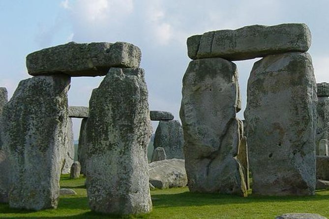 London to Stonehenge Shuttle Bus and Independent Day Trip - Getting to Stonehenge