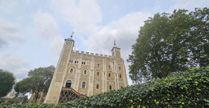 London: Tower of London and Crown Jewels Easy Access Tour - Legendary Sights at the Tower