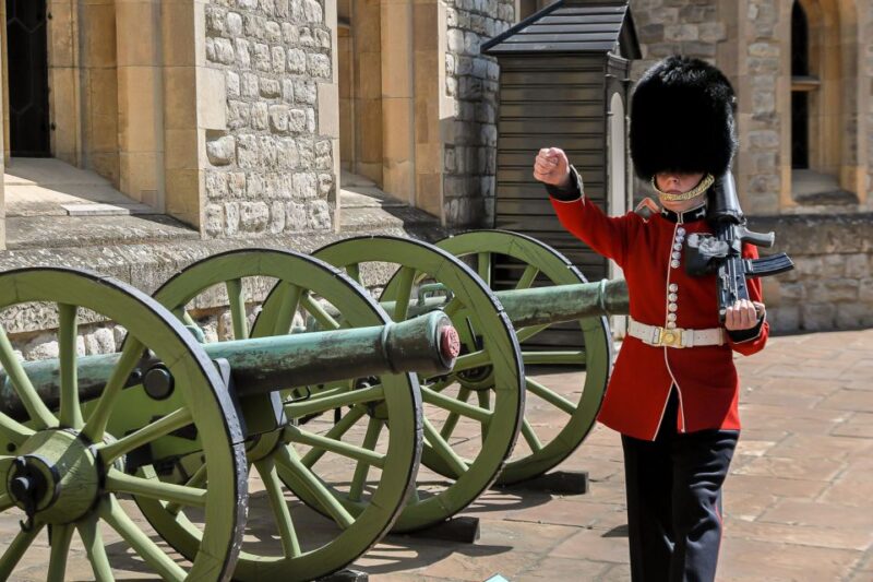 London: Tower of London and Crown Jewels Exhibition Ticket - Guided Tours by Yeoman Warders