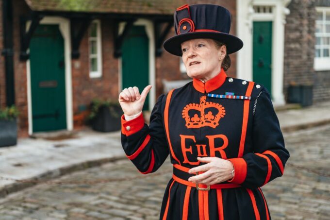 London: Tower of London Early Access Tour With Beefeater - Explore Iconic Landmarks