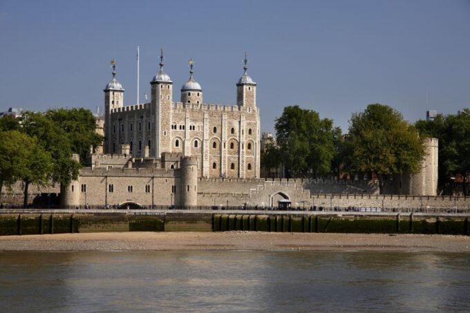 London: Tower of London, Hop-on, Hop-off Bus & River Cruise - Free WiFi on Buses