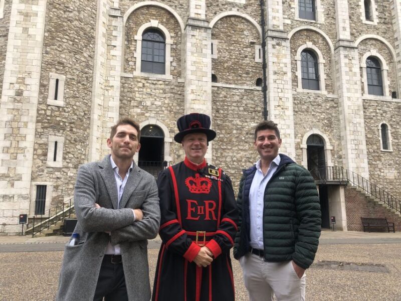 London: Tower of London Tour With Crown Jewels & Beefeaters - Viewing the Crown Jewels