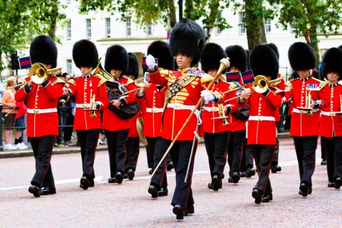 London: Westminster Abbey, Changing of the Guard & Food Tour - Tour Accessibility Considerations