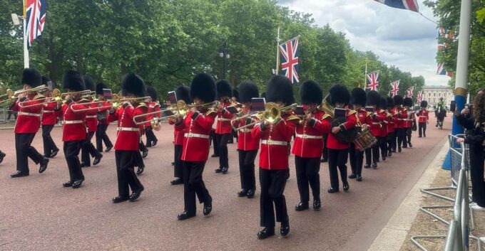 London: Westminster & Buckingham Palace Walking Tour - Trafalgar Square