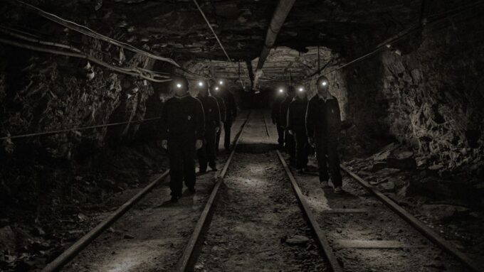 Longyearbyen: Historic Coal Mine Tour at Gruve 3 - Historic Coal Mining Techniques