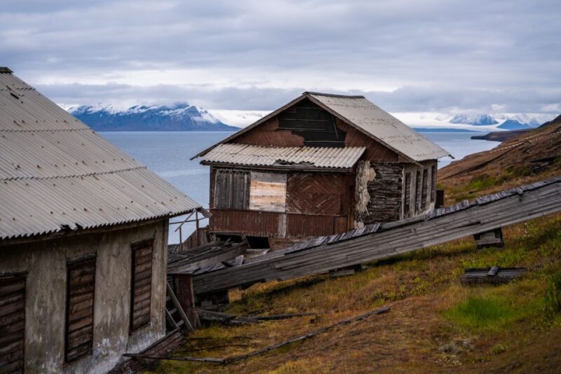 Longyearbyen: Private Guided Walking Tour - Exploring Longyearbyens History