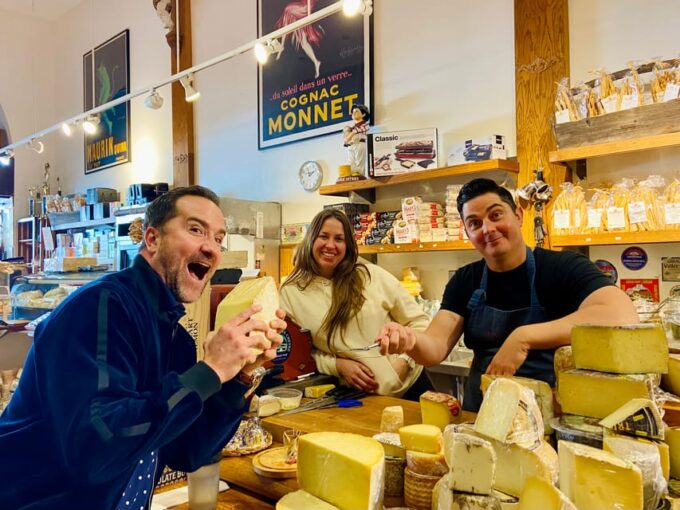Los Angeles: Beverly Hills Food, Film & Fashion Walking Tour - Inclusions and Tour Features