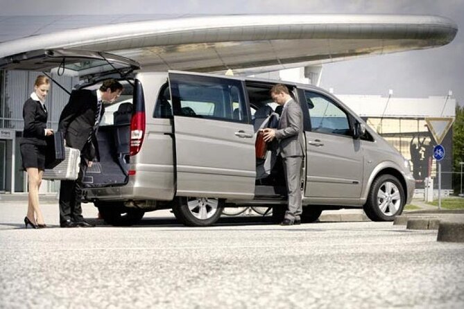 Los Angeles Private Transfer to Corona - Luggage Allowance and Fees