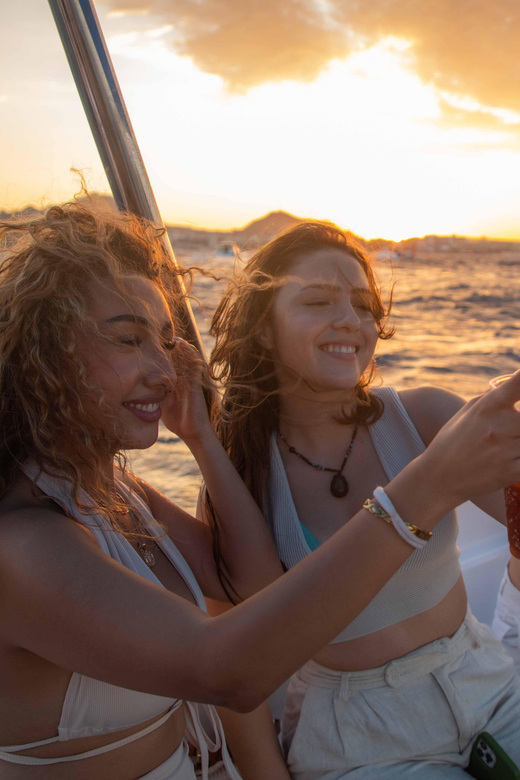Los Cabos: Sunset Boat Tour to the Arch and Sea Lions - Guided Tour Details