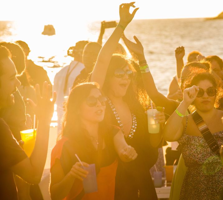 Los Cabos: Sunset Fajitas Dinner Cruise on Cabo Escape - Dining and Beverages