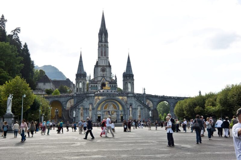 Lourdes: Private Guided Tour in the Sanctuary - Basilicas Explored