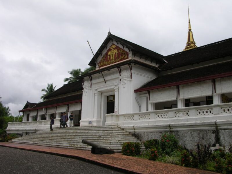 Luang Prabang: Private Must-See Sights and Mount Phousi Tour - Night Market for Handcrafted Treasures