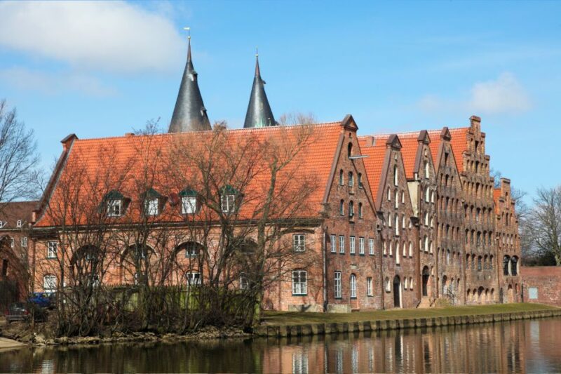 Lübeck: First Discovery Walk and Reading Walking Tour - Explore Lübecks Highlights
