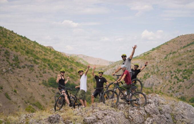 Luberon: Lagnes Bike Adventure - Nearby Attractions
