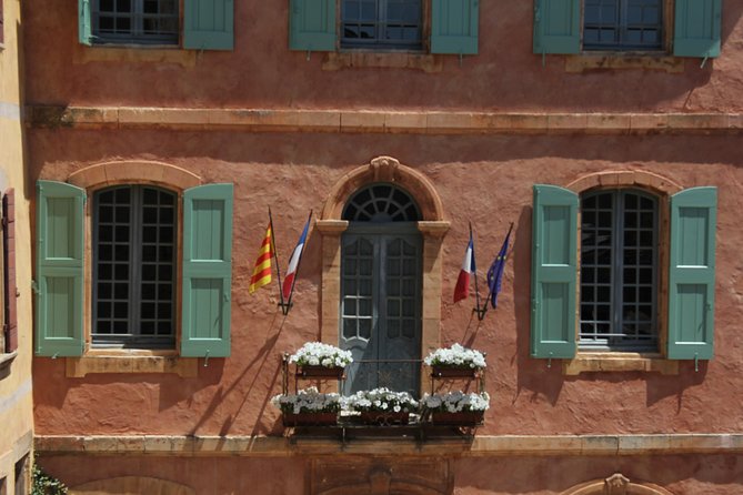 Luberon Market & Villages Day Trip From Aix-En-Provence - Admiring the Cliffs of Roussillon