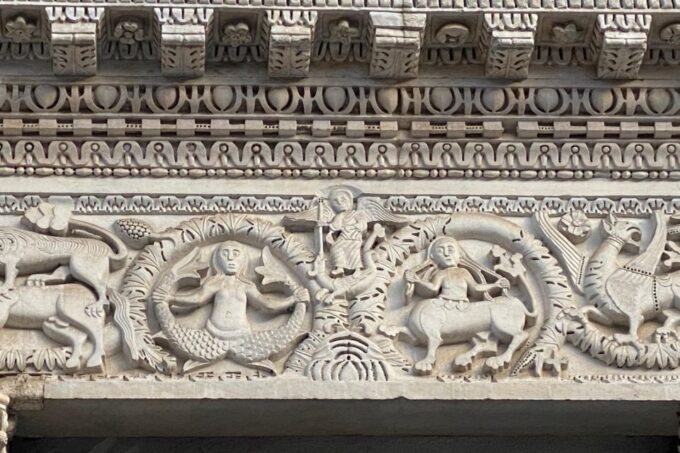 Lucca: 2 Hour Private Walk. Discover the Best of City Centre - Marvel at Piazza Anfiteatro