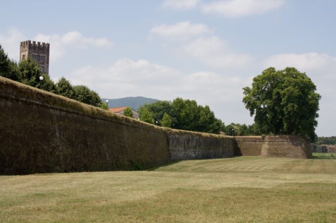 Lucca: City Highlights Walking Tour - Teatro Del Giglio