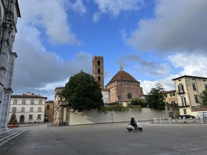 Lucca: Guided Small Group Highlights Walking Tour - Underground Tunnels and Garden