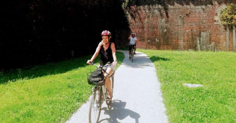 Lucca Sightseeing Tour by E-Bike or City Bike - Key Points