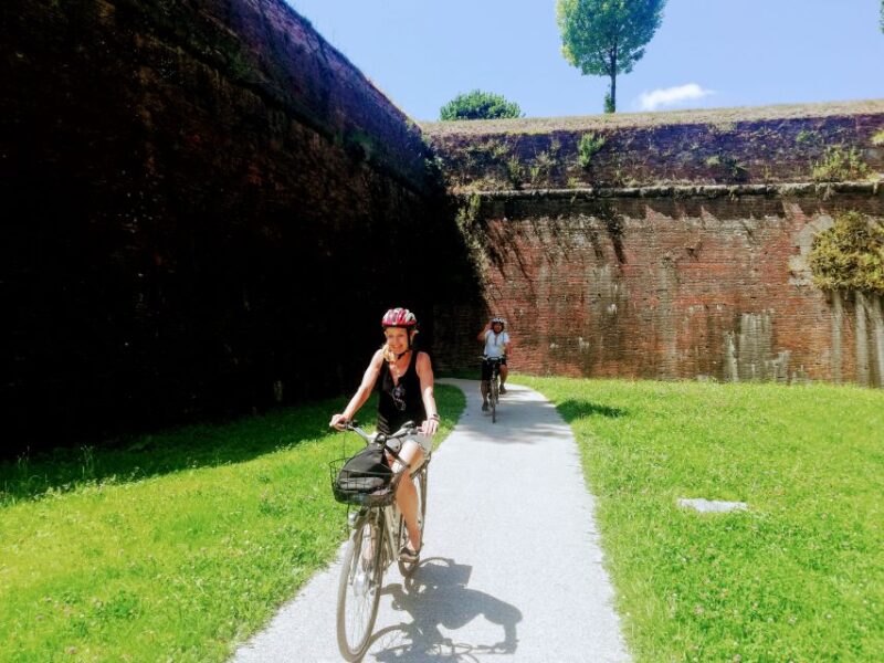 Lucca Sightseeing Tour by E-Bike or City Bike - Itinerary Highlights