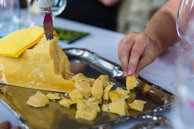 Lucerne CH Experience: Cheese, Chocolate, Chapel Bridge & Château - Chocolate Tasting