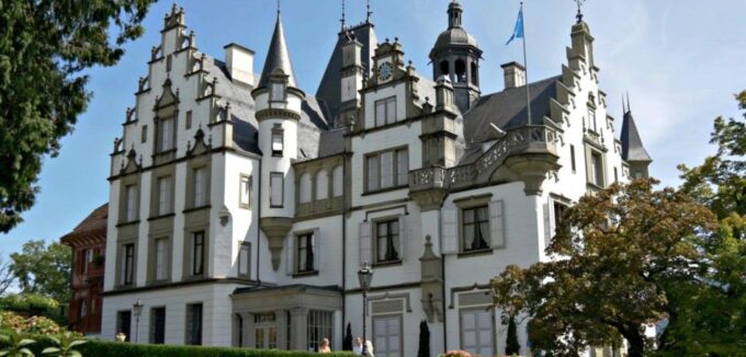 Lucerne Lakeside and Villas Private Walking Tour - Public Transportation Experience