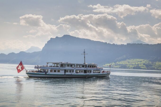 Lucerne: Walking and Boat Tour With Cheese & Wine Tasting - Appreciating the Centuries-Old Monuments