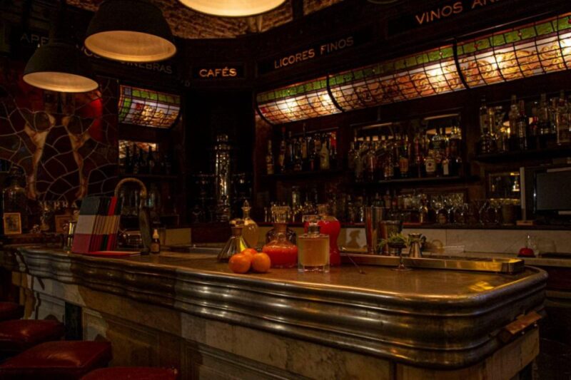 Lunch in San Telmo, Restaurant Nápoles - Location and History